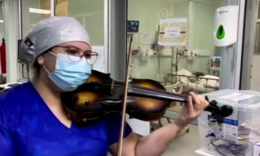 Pasi përfundon orarin e punës, infermierja vazhdon të qëndrojë pranë pacientëve me COVID-19, duke luajtur me violinën e saj