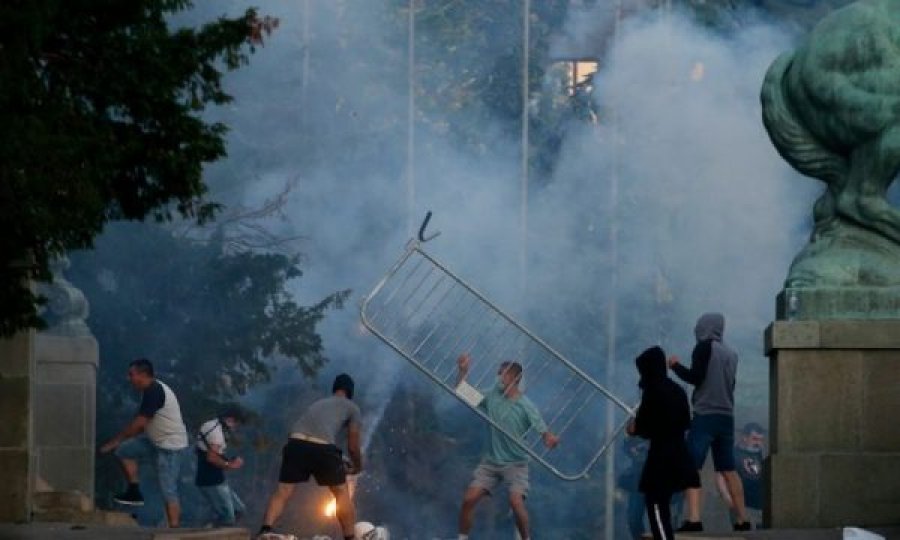  Serbët nuk pranojnë orën policore, vazhdojnë protestat në Beograd e Novi Sad 