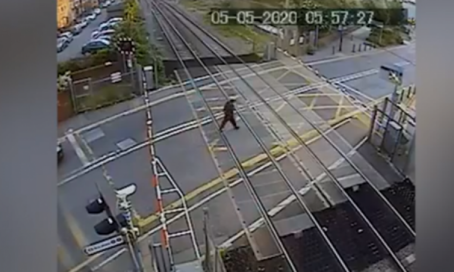 Fat në fatkeqësi: Njeriu i shpëton goditjes nga treni për pak sekonda