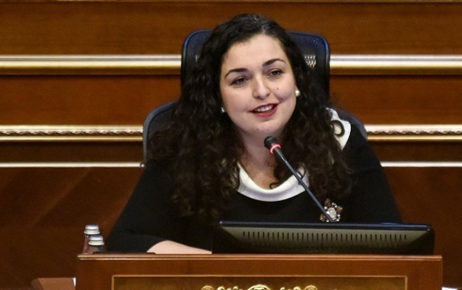  Deputetja e AAK’së godet Vjosa Osmanin: Kujt po i shet moral politik? 