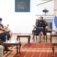 Ministrja Dumoshi zotohet që do të themelojë Qendrën e Librit
