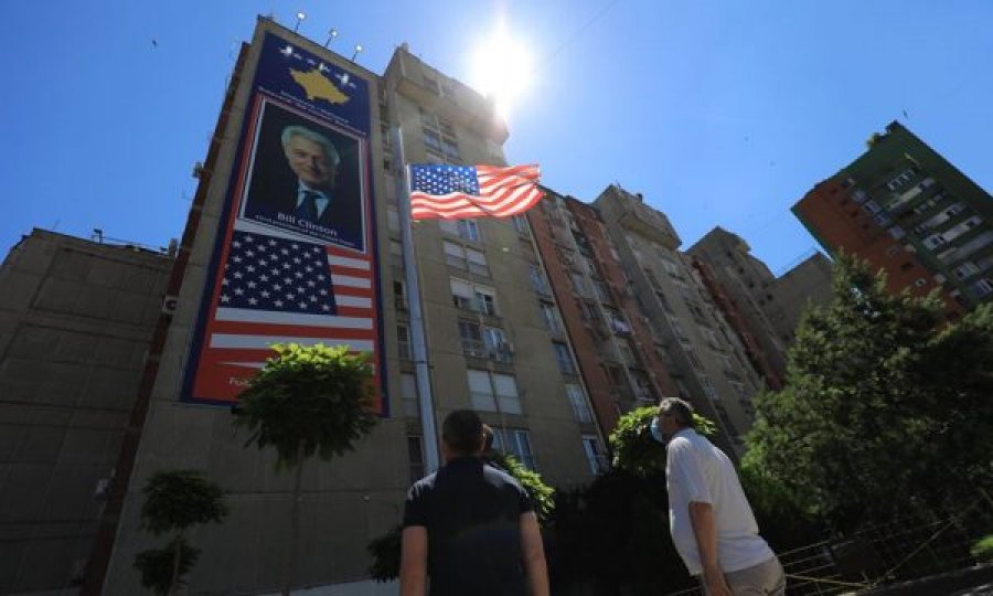 Flamuri amerikan ulet në gjysmështizë në Prishtinë për të nderuar ushtarin që vdiq më 4 korrik