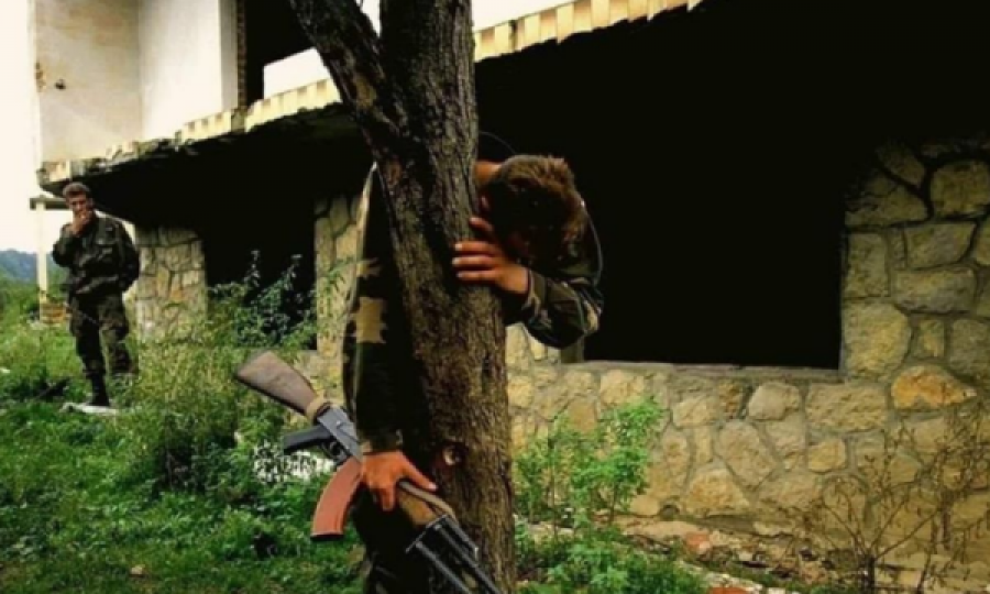 Vdes ushtari i cili me fotografinë e tij duke qarë preku miliona njerëz, pasi serbët ia kishin vrarë familjen