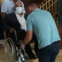 Nuk ka kushte për të që të hyjë në sallën e Kuvendit, deputeti tregon si e bartin dy persona shkallëve