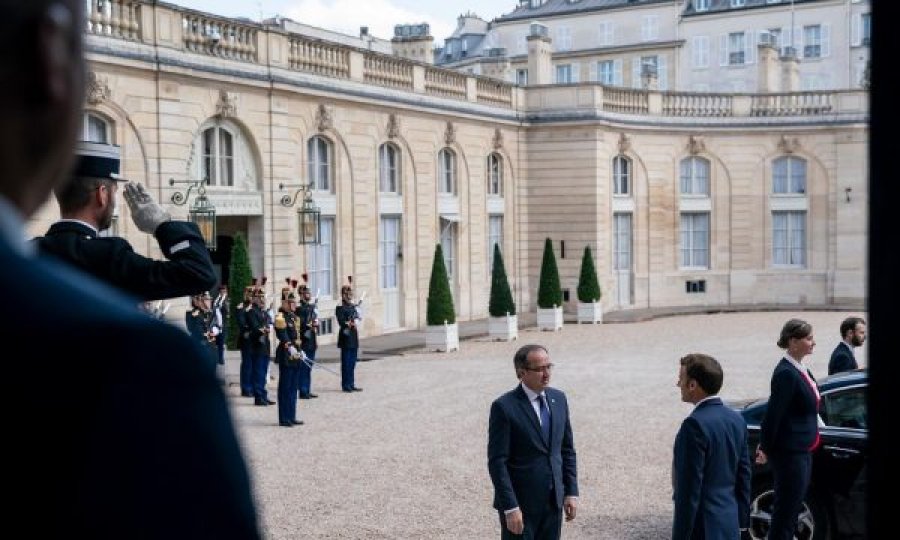 Pse Macron u kujdes që ta pres Vuçiqin më ndryshe se Hotin 