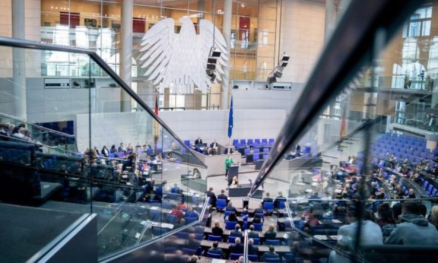  Deputetja e Bundestagut i kërkon Merkelit mos t’ia lë në dorë Macronit dialogun Kosovë- Serbi 