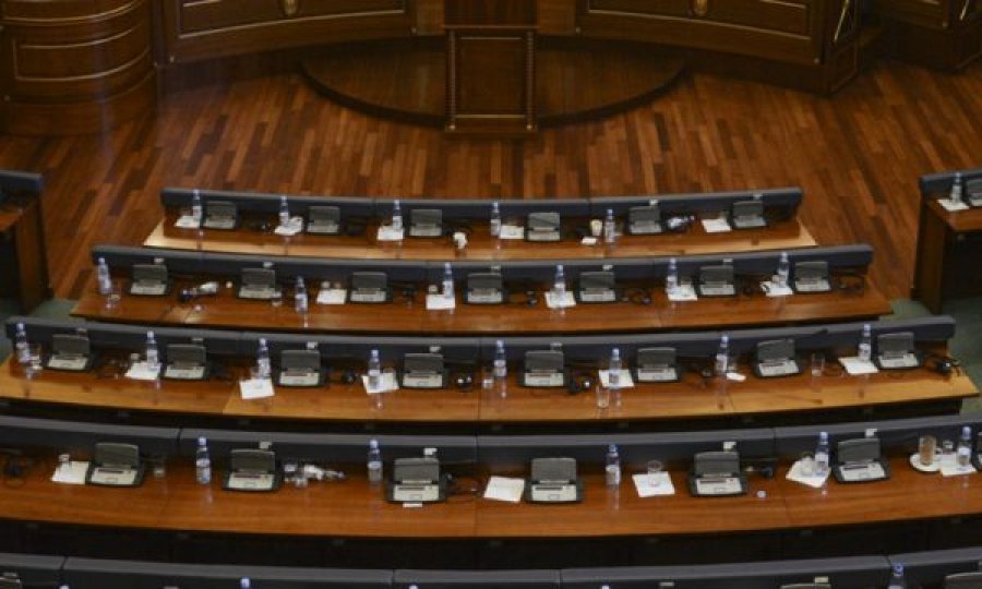  Kryesia e Kuvendit vendosin që seanca të shtyhet për të hënë në ora 14:00 