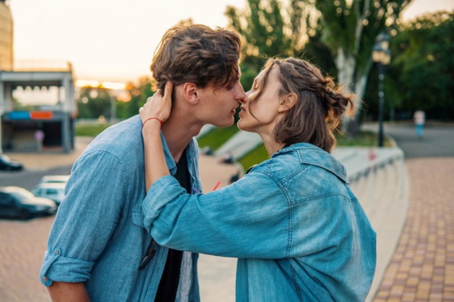 Gjatë pandemisë nevoja e puthjes është ndjerë më shumë sesa dalja nga shtëpia