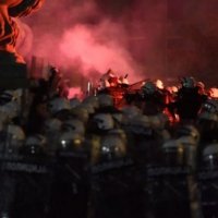 Dita e katërt e protestave në Beograd: Protestuesit rrëzojnë rrethojën para parlamentit