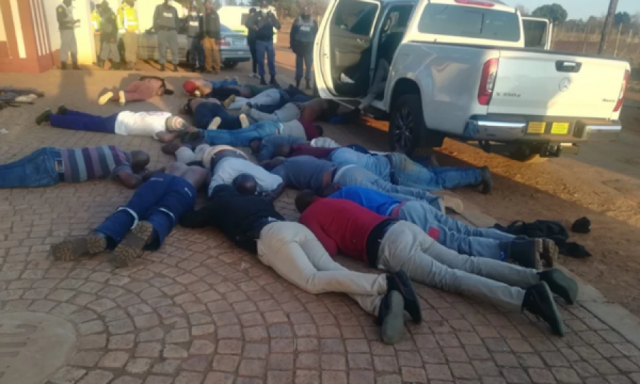 Pesë të vrarë në një kishë në Afrikën Jugore, sulmuesit morën pengje
