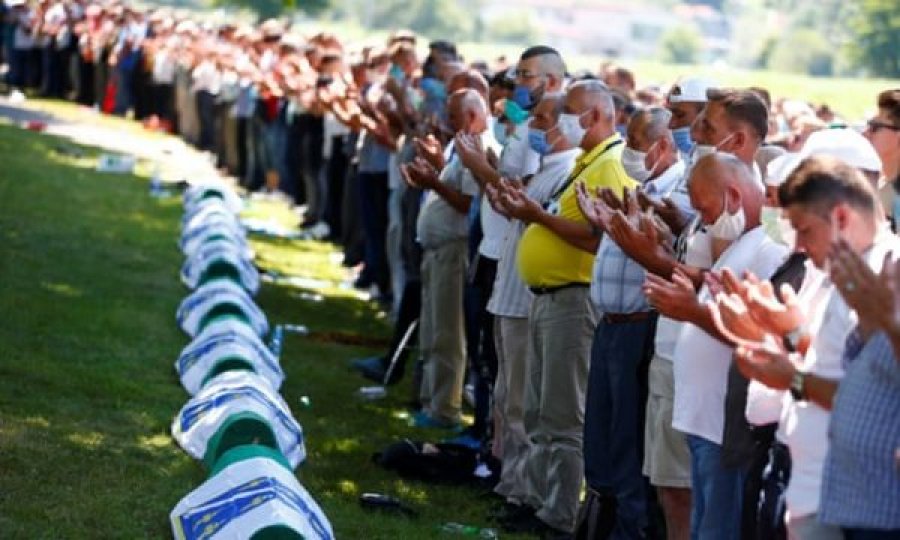 Lot e dhimbje: Boshnjakët varrosin edhe nëntë trupa të gjetur nga Masakra e Srebrenicës