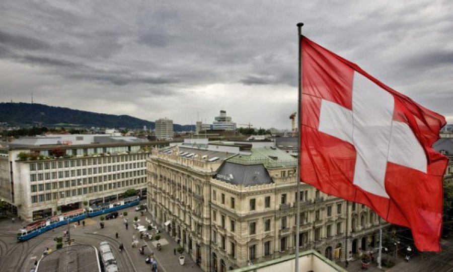 Zvicra shpërblen policin kosovar pasi strehoi zviceranen që ishte lënë në mes të rrugës dhe pa asnjë cent nga i dashuri 