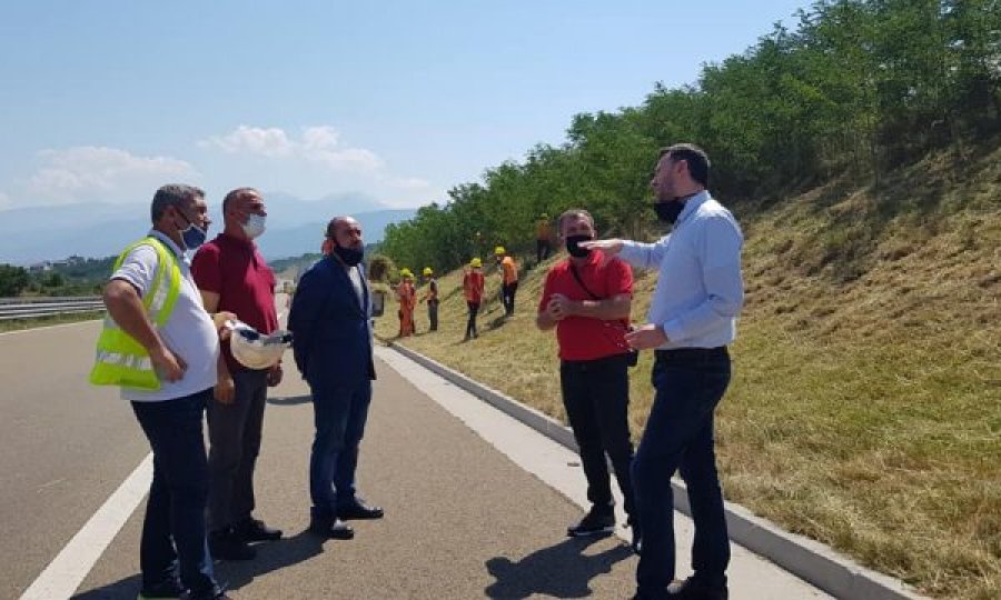 Ministri Abrashi përcjell nga afër pastrimin e rrugëve dhe autostradave: Do t’i mirëmbajmë të gjitha rrugët e Kosovës
