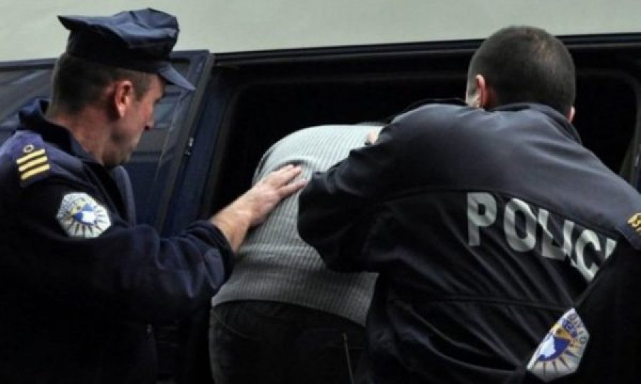 Në gjendje të dehur sulmon policët në Fushë-Kosovë, arrestohet