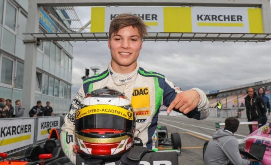 Piloti shqiptar Lirim Zendeli fiton trofe në Formula 3 në Austri