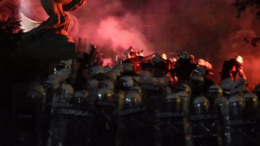 Dita e katërt e protestave në Beograd: Protestuesit rrëzojnë rrethojën para parlamentit