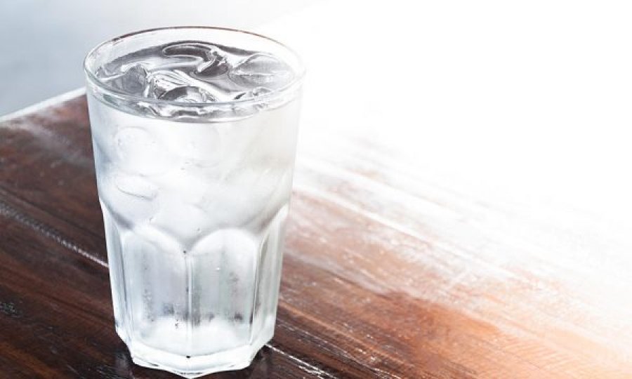  Sipas shkencës, a është e dëmshme pirja e ujit të ftohtë, benefitet dhe dëmet 