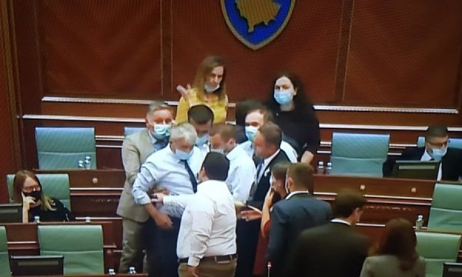 Ja si erdhi deri te përplasja mes Kryeparlamentares Osmani dhe deputetit Ukaj 