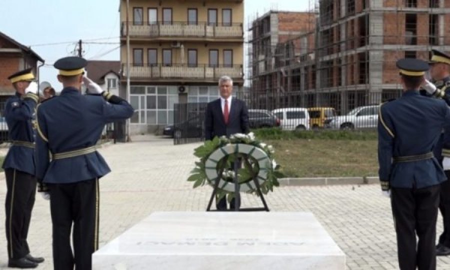 Një ditë para nisjes në Hagë, Thaçi përkulet para varrit të Adem Demaçit