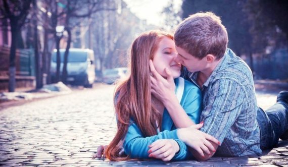 Roman dashurie: E vërshuar nga puthjet (49) 