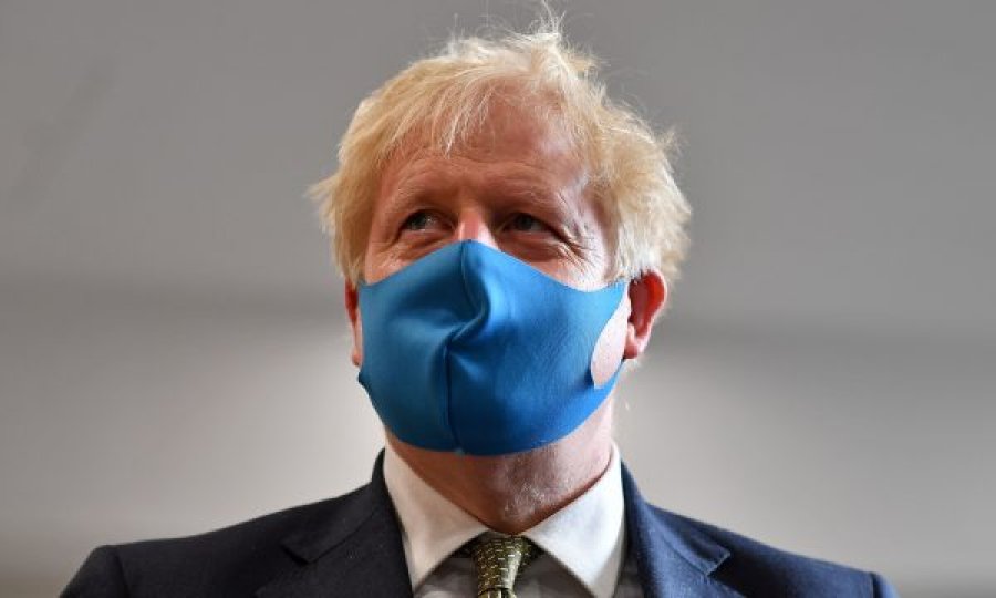 Johnson kërkon përdorim të maskave në hapësira të mbyllura