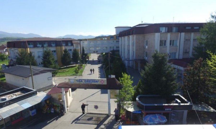  Sulmohet sigurimi i Spitalit të Gjakovës, nuk i lejoi tre persona që të vizitojnë pacientin pas orës 21:00 