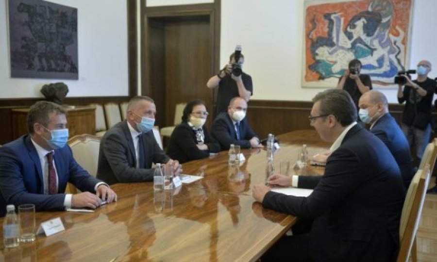 Shqiptarët ia kërkojnë 1 ministri Vuçiqit dhe 3 pozita tjera për t’u bërë pjesë e Qeverisë së Serbisë
