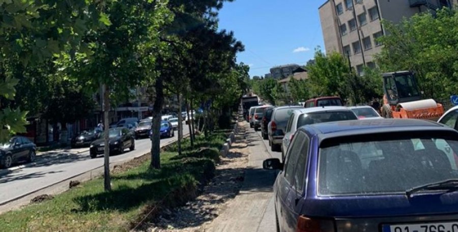 Bllokohet nga kolonat e gjata rruga “Agim Ramadani”, qytetarët kritikojnë komunën për punime të ngadalta