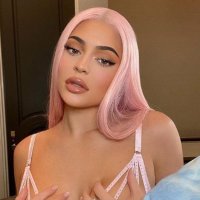 Kylie Jenner shijon pushimet - mahnitë me paraqitjen