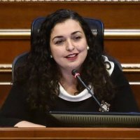Infermierët protestojnë para Qeverisë, kryeparlamentarja Osmani u del në krah