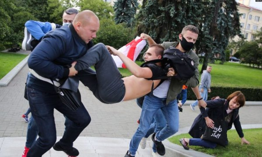 Rivalit kryesor të Lukashenkës i ndalohet pjesëmarrja në zgjedhje, shpërthejnë protestat
