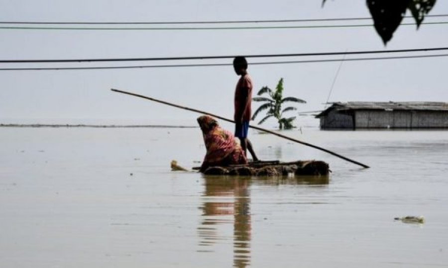 Së paku 50 të vdekur dhe dy milionë të prekur nga vërshimet në Indi