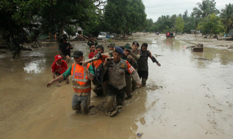 Së paku 16 të vdekur nga vërshimet dhe rrëshqitja e dheut në Indonezi