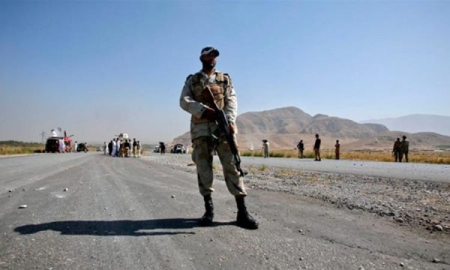 Militantët vrasin tetë ushtarë pakistanezë