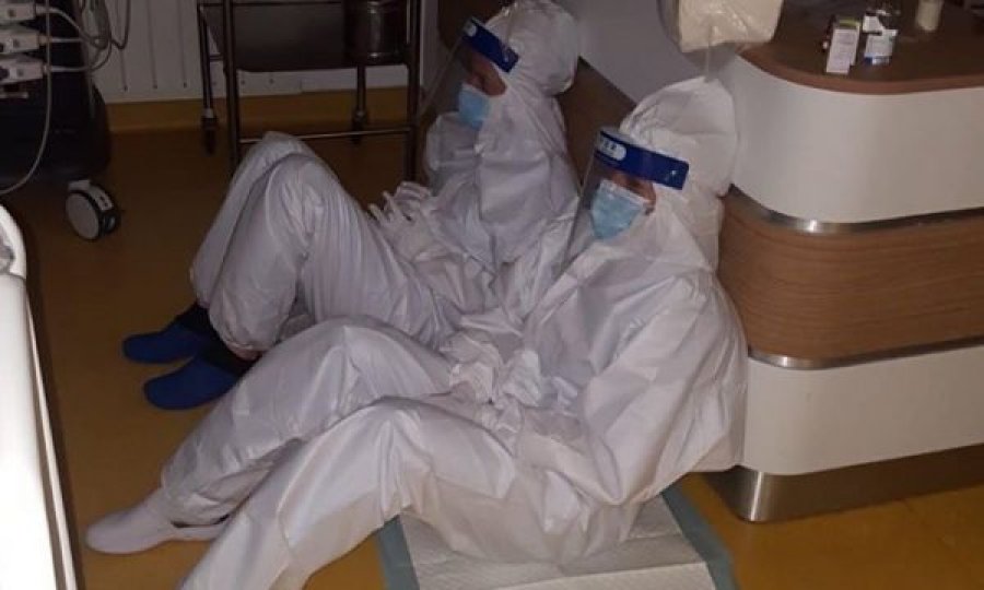  Fotografi brenda Klinikës Infektive, mjekë të lodhur e rraskapitur: Këtu as Supermeni nuk bën punë 
