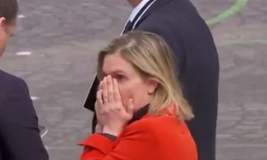  Skena paniku në Paris! Ministrja e Macron harron maskën, duke mbuluar fytyrën me dorë vrapon drejt makinës 