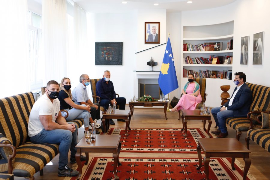 Ministrja Dumoshi takoi drejtuesit e fitneseve në Kosovë