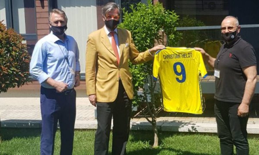 Ambasadori gjerman pret krerët e FFK-së: Jam bërë tifoz i Kosovës