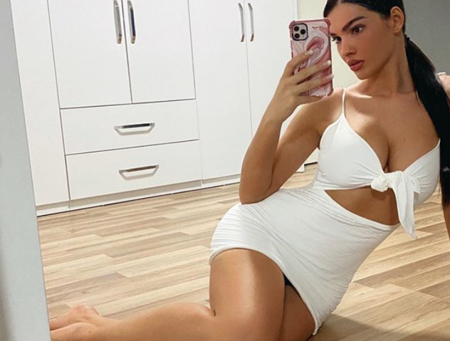 E dashura e Feros “çmend” ndjekësit, modelja pozon nudo nga vaska