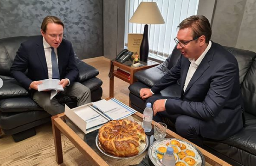  Komisioneri për Zgjerim e pret me pogaçe tradicionale serbe Vuçiqin në zyrat e BE’së 