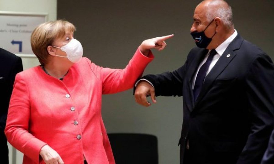  Hundën jashtë, Merkel i jep leksione kryeministrit bullgar për vendosjen e maskës 