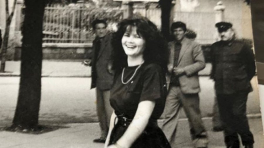 Vajza në foto, sot një nga këngëtaret më të pëlqyera të muzikës shqiptare