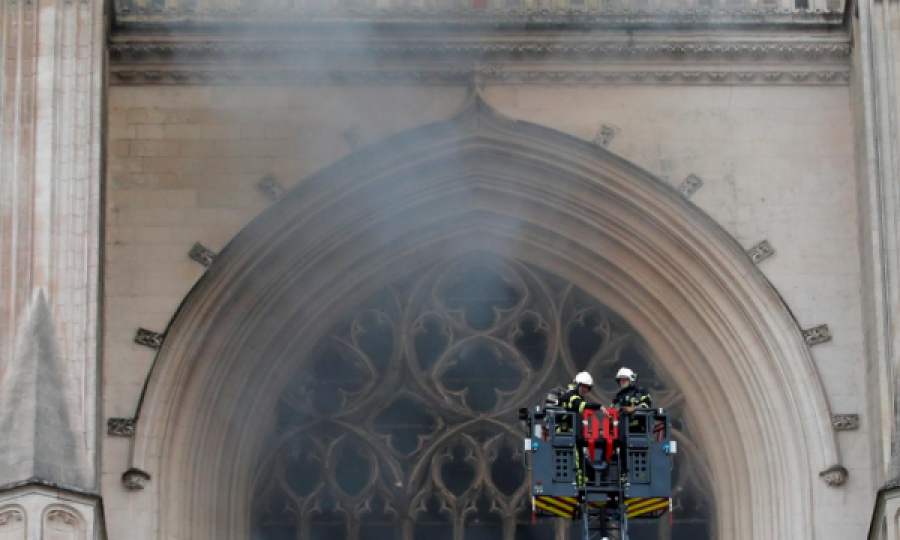 Shpërthen zjarri në Katedralen e Nantes në Francë 