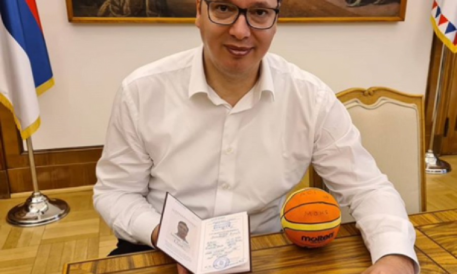  Vuçiqi nis edhe një fakultet, do të bëhet trajner i basketbollit 