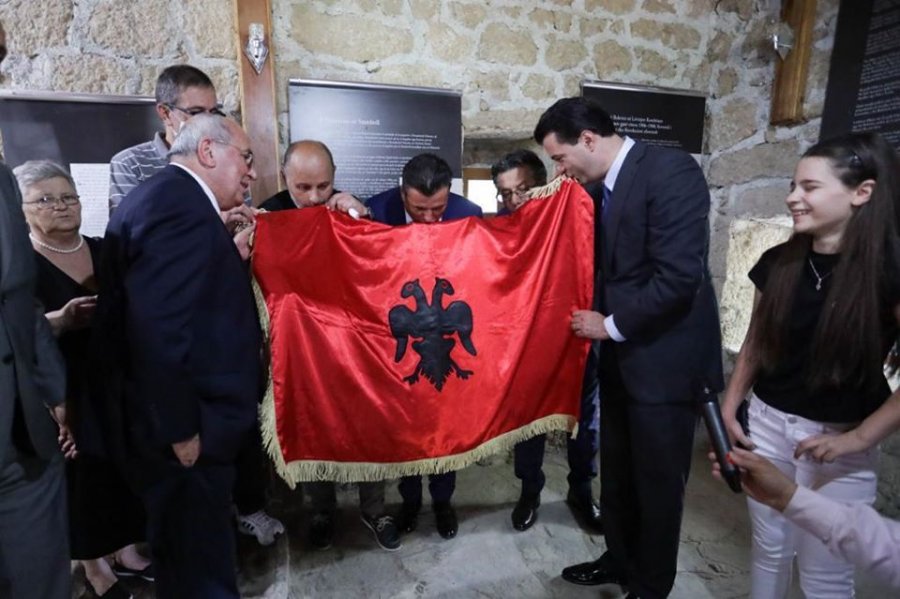 Nga dhurimi i flamurit të Isa Boletinit, dialogu me Serbinë dhe premtimi i heqjes së taksës së Rrugës së Kombit, Basha poston fotot e vizitës zyrtare: Faleminderit Kosovë!