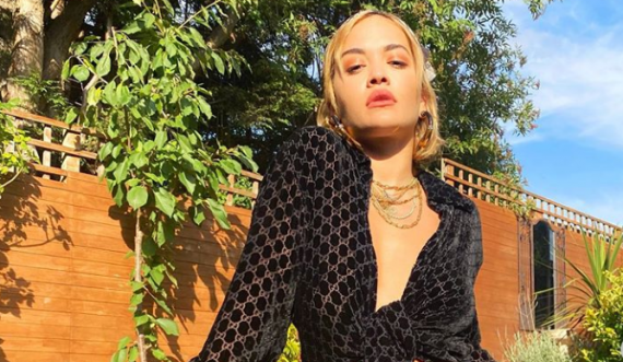 Këtë të Diele  Rita Ora pozon e 'zhveshur'