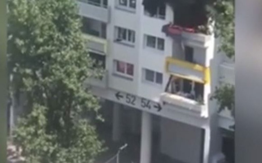 Skena dramatike në Francë, banesa merr flakë, dy fëmijë hidhen nga 12 metra lartësi