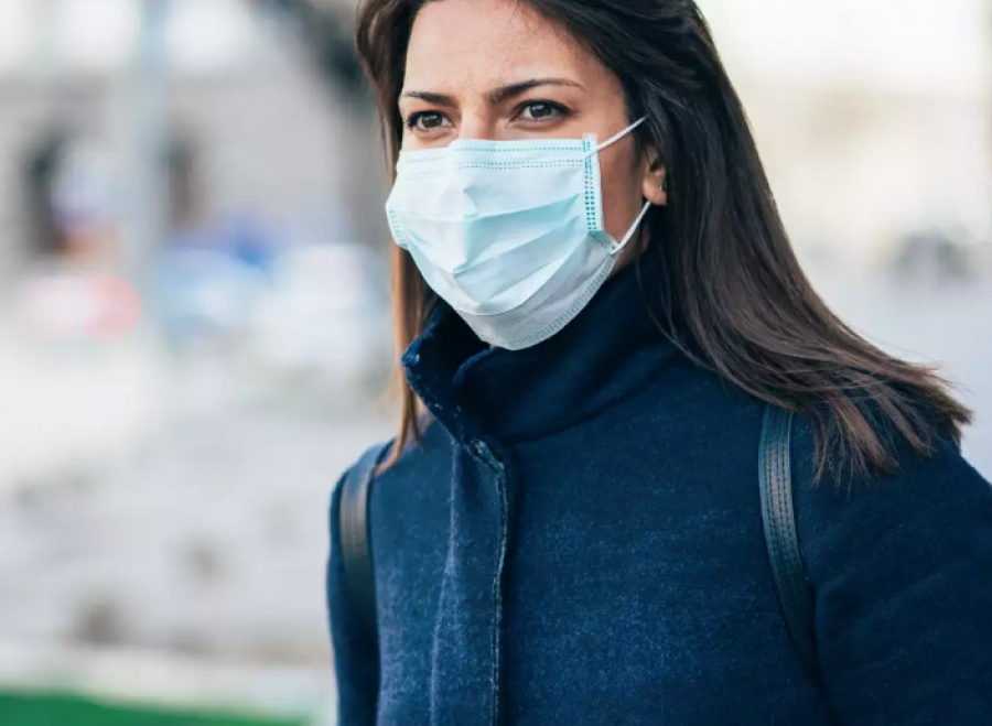 A duhet të mbajnë maskë ata që e kanë kaluar koronavirusin?