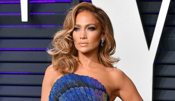 51-vjeçarja Jennifer Lopez reklamon këmbët e saj 