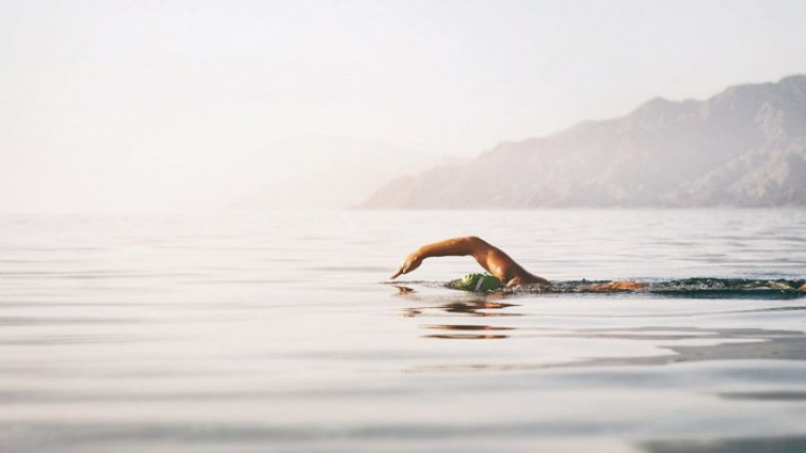 Njihuni me 4 përfitimet e rëndësishme që merr trupi gjatë të notuarit në det